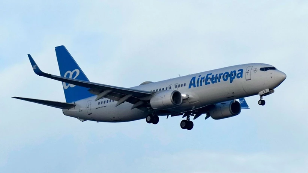 Máy bay Air Europa hạ cánh khẩn cấp do nhiễu động, nhiều người bị thương
